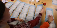 Nach der Wiederholungswahl zum Berliner Abgeordnetenhaus werden bei einer Öffentlichen Auszählung Wahlbriefe im Bezirk Lichtenberg nachgezählt