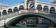 Die Rialto-Brücke in Venedig mit einem Protestbanner darauf: Basta Manganelli Sulle Studente