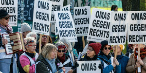 Die Gruppe "Omas gegen rechts" nimmt an der Demonstration "Laut gegen rechts" teil