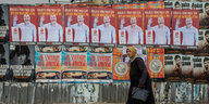 Eine Frau läuft an Plakaten in Istanbul zu den Kommunalwahlen vorbei