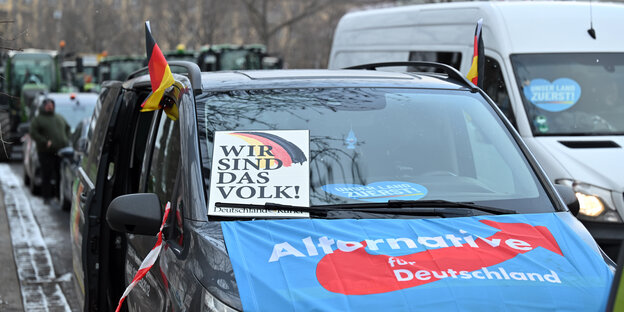 "Wir sind das Volk" steht auf einem Plakat an einem mit einer AfD-Fahne bedeckten Fahrzeug während einer Blockade des Juri-Gagarin-Rings am 8. Januar 2024 in Erfurt.