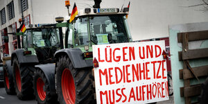 Traktoren mit Deutschlandfähnchen und Protestplakat "Lügen und Medienhetze muss aufhören"