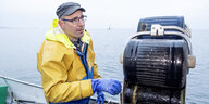 Der Heringsfischer Martin Saager zieht Fischernetze ein