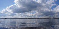 Der Himmel spiegelt sich auf der Ostsee in der Eckernförder Bucht.