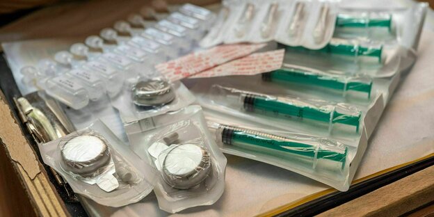 Hygienisch verpackte Spritzen und Besteck zum Drogenkonsum
