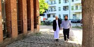 Imam Mohamed Taha Sabri und Rabbiner Jeremy Borovitz gehen lächelnd nebeneinander her